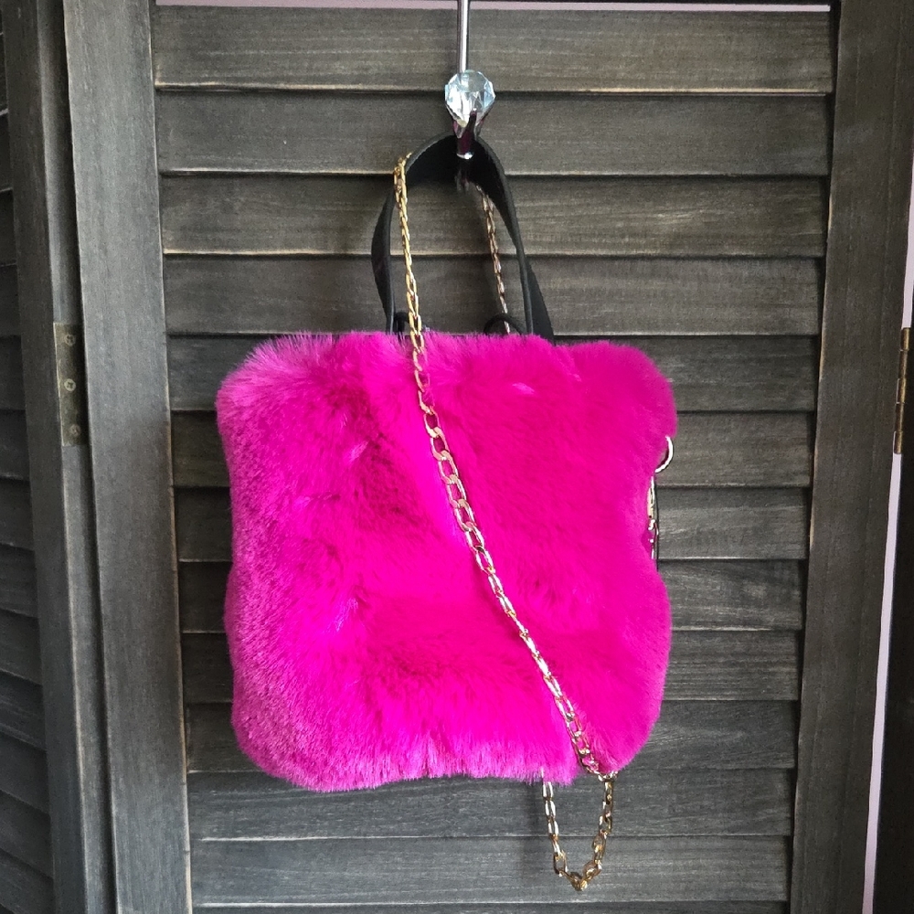 Unbranded Fuchsia Faux Fur Crossbody Bag with Gold Chain